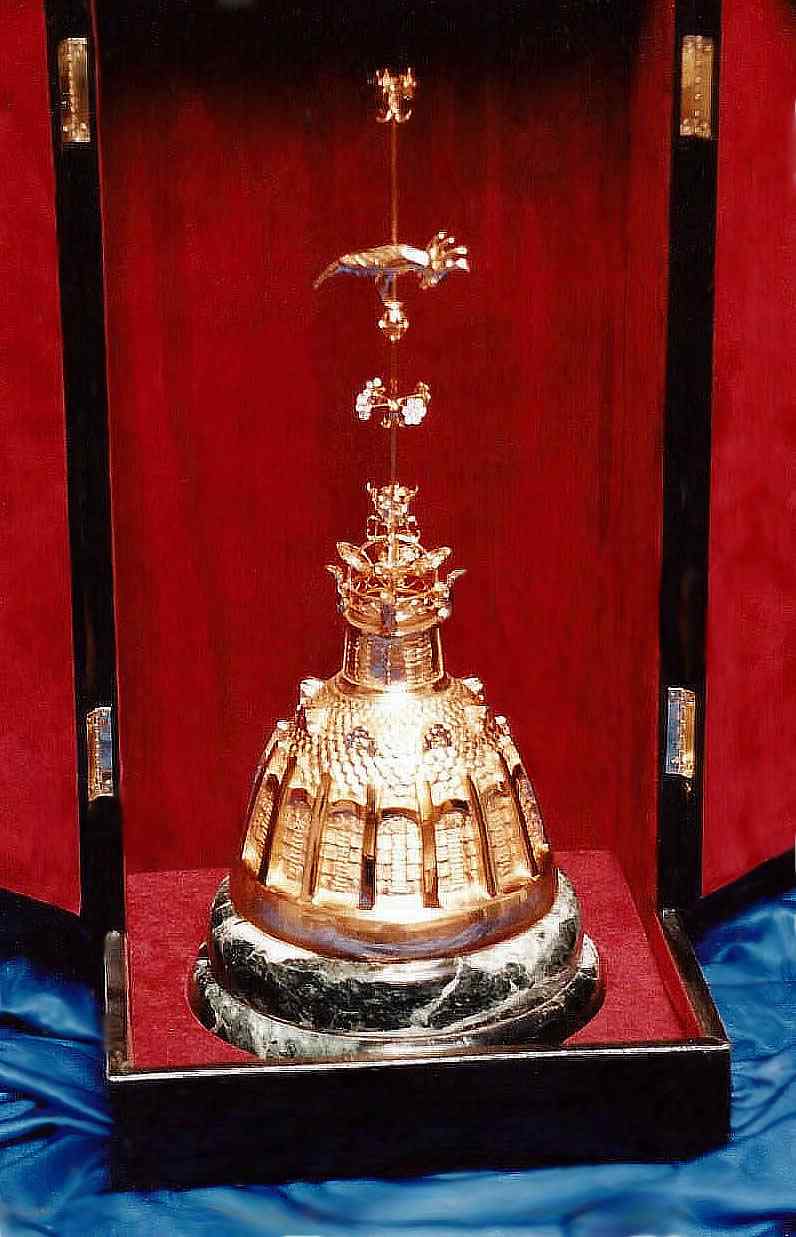 Cúpula del Mercado Central de Valencia, obra en bronce, hecha por Salvador Martínez (Boro)