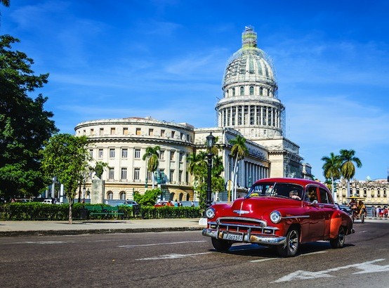 Cuba: recorrido por sus calles. Capitolio. coche almendrón