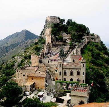 Monumento manos con pelota en Xátiva